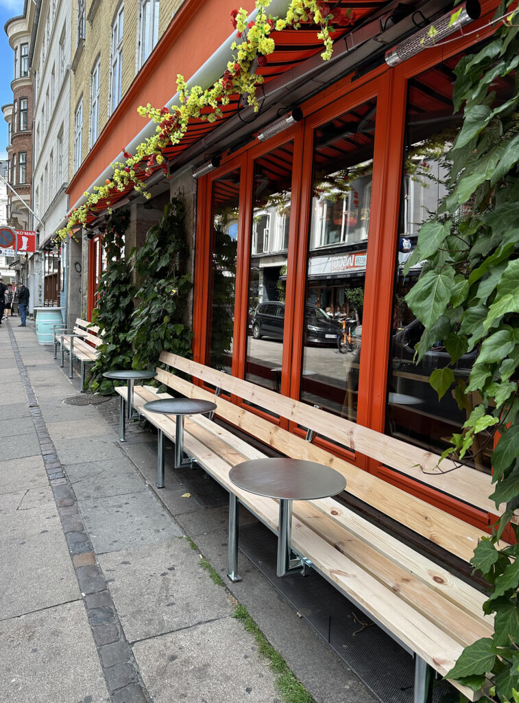 Bænk siddeplads udenfor hanzo restaurant cafe udendørsservering
